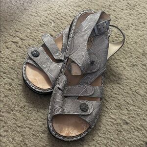 Finn Comfort Gray Patterned Women's Sandals SZ 38